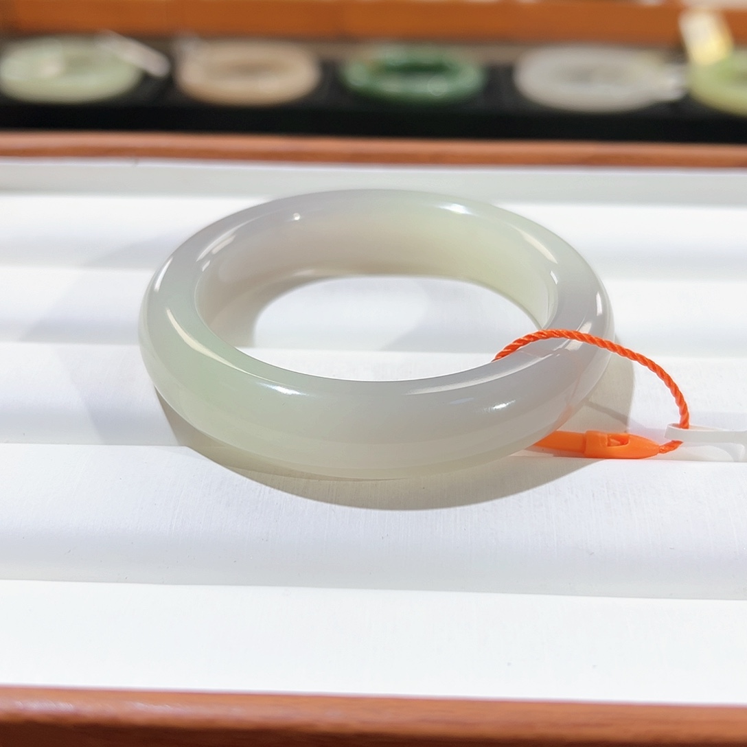 和田玉手镯未镶嵌三彩翠青