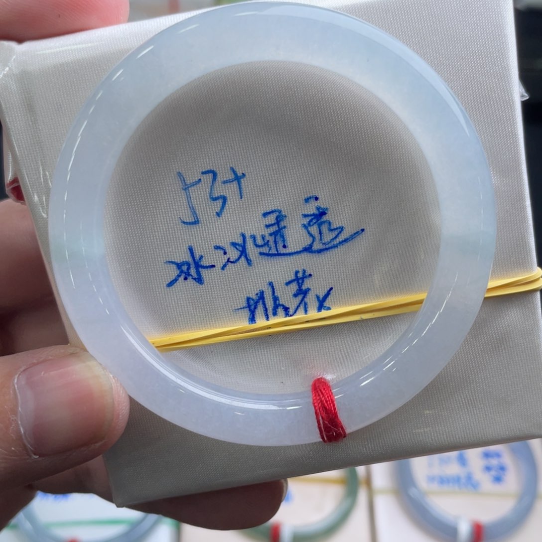 翡翠手镯未镶嵌翡翠手镯