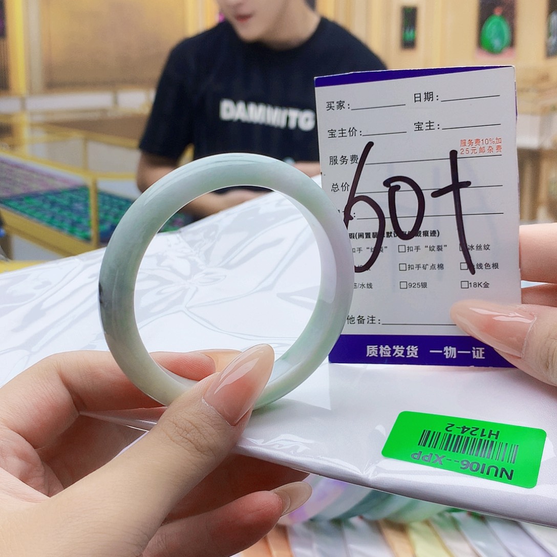 翡翠手镯未镶嵌000……