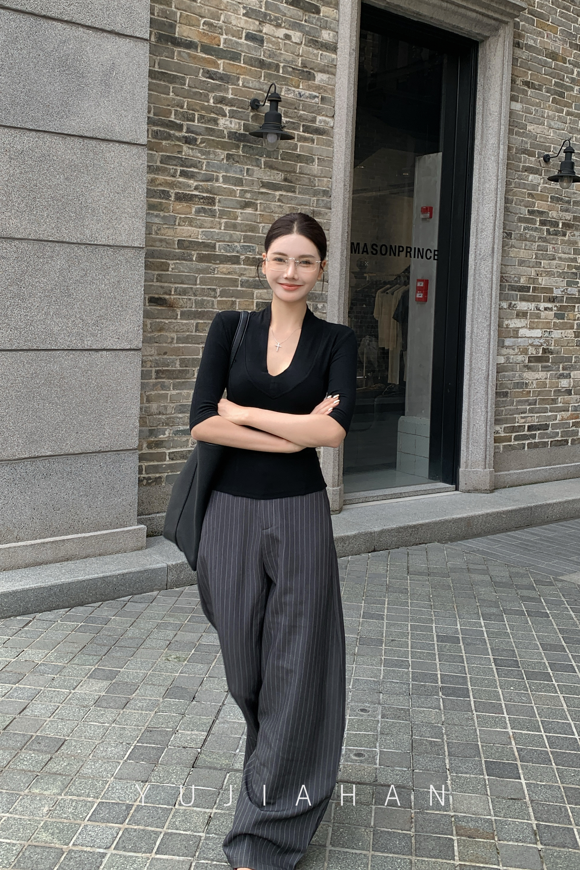 YUJIAHAN于佳含-大v领中袖T恤女+灰色条纹弯刀裤