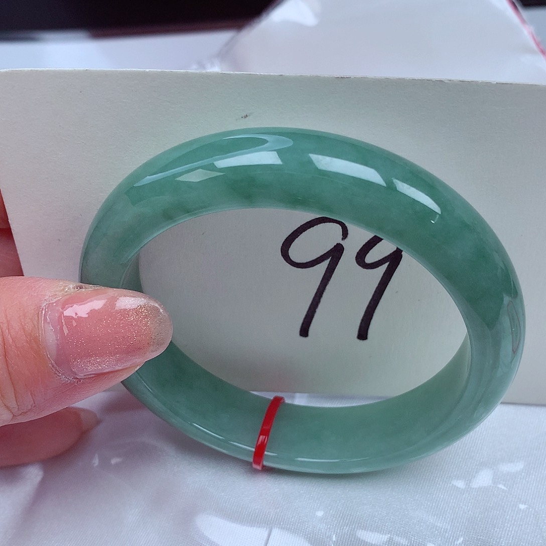 翡翠手镯未镶嵌翡翠