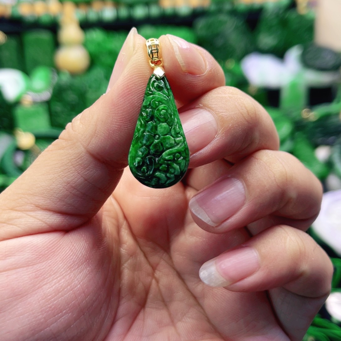 樱***翡翠未镶嵌颈饰吊坠