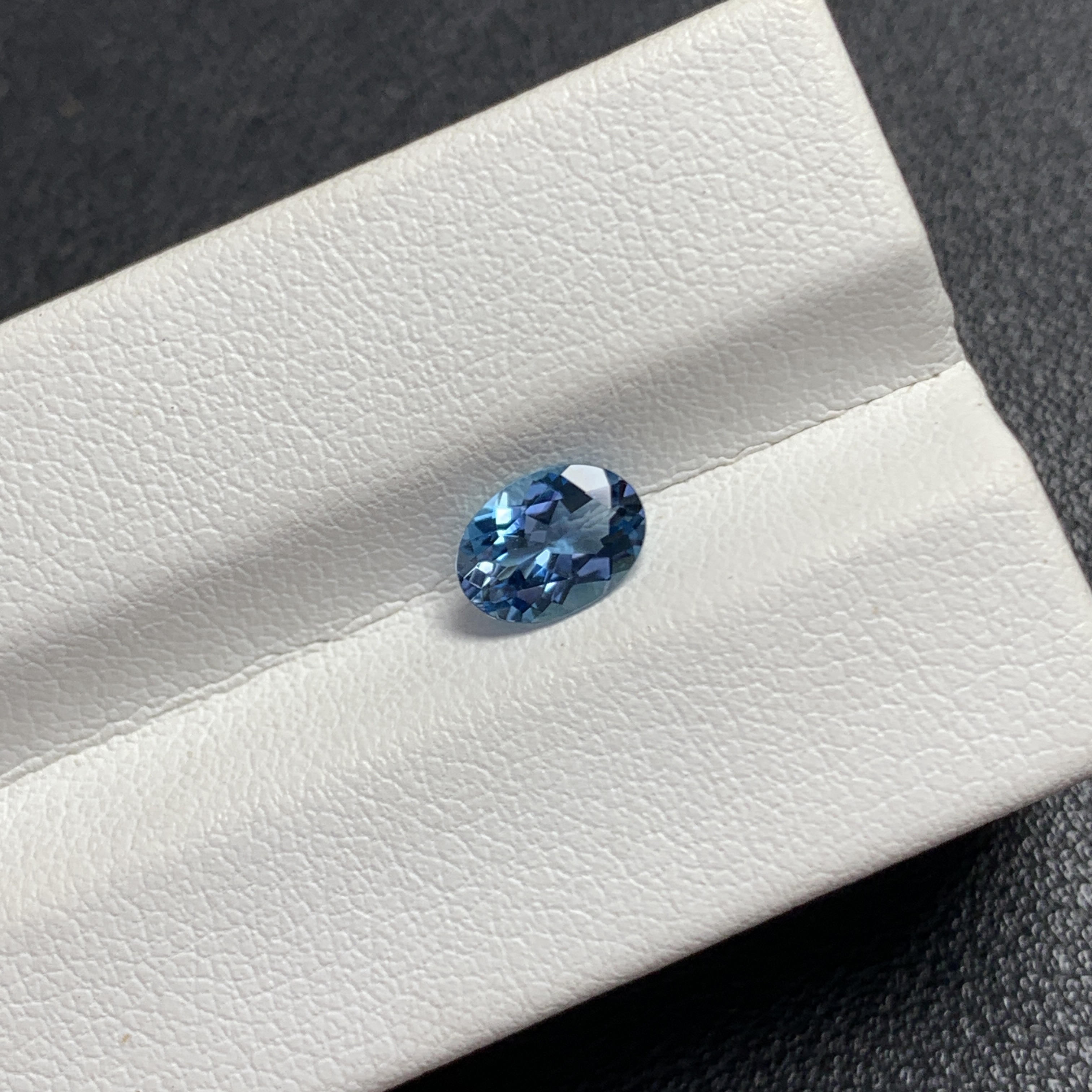 0.77ct天然超级圣玛利亚海蓝宝裸石全净无瑕满火彩带吉尔德证书