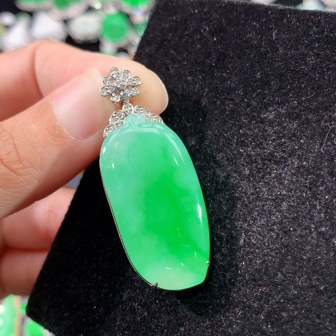 翡翠18K金镶嵌颈饰