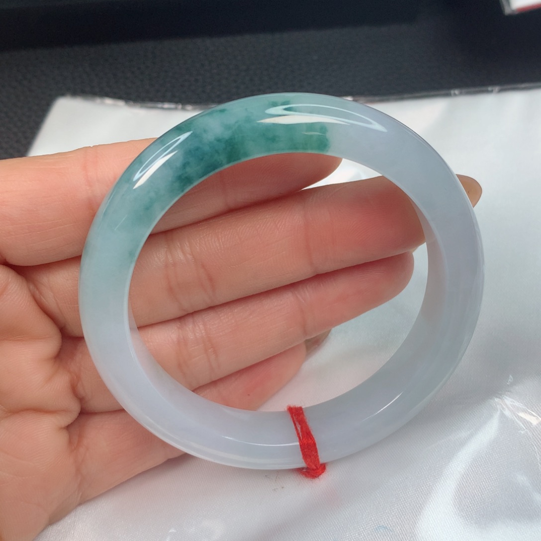 翡翠手镯未镶嵌………….