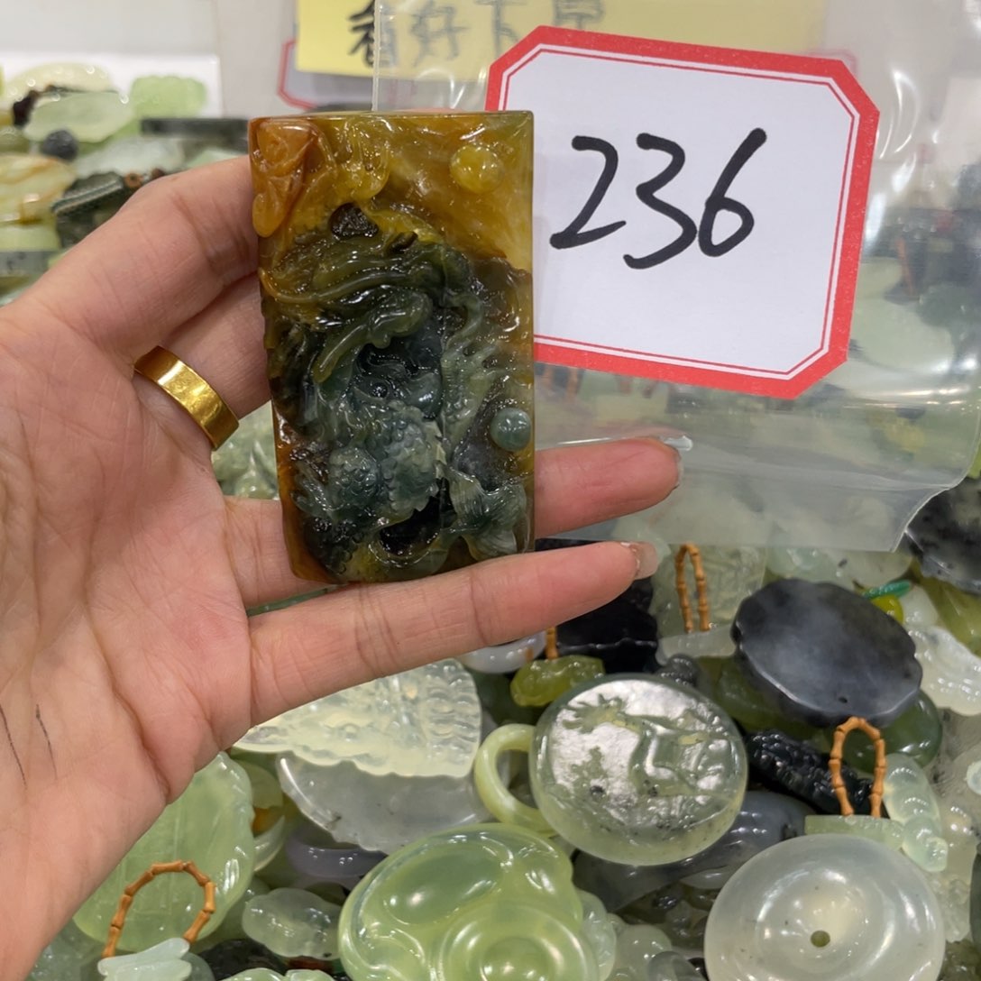 蛇纹石玉颈饰未镶嵌