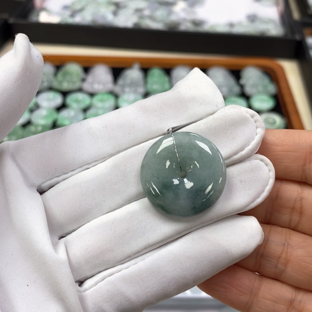 翡翠颈饰未镶嵌平安扣