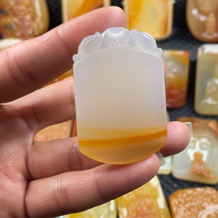 石英质玉（黄龙玉）颈饰未镶嵌