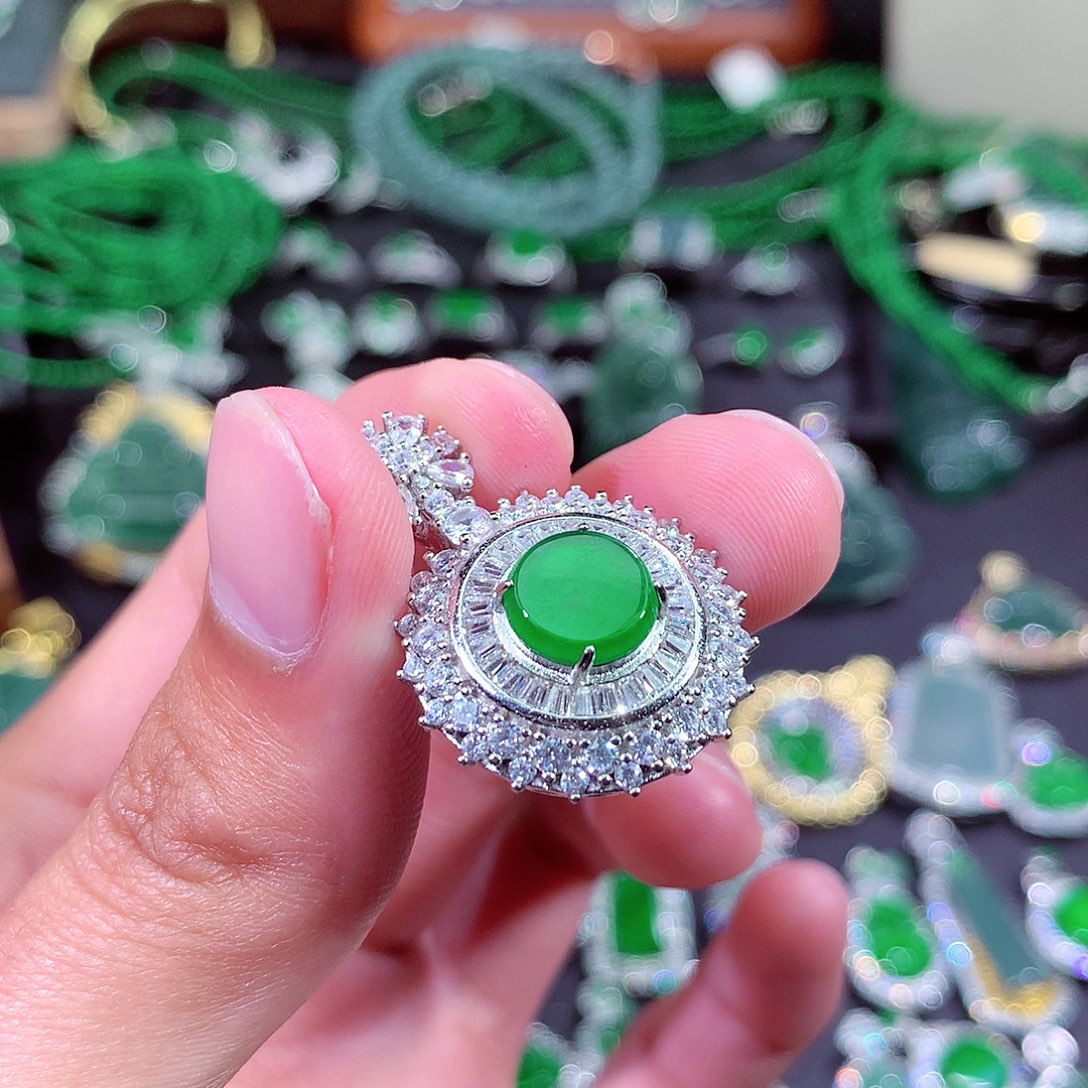 翡翠颈饰未镶嵌挂件