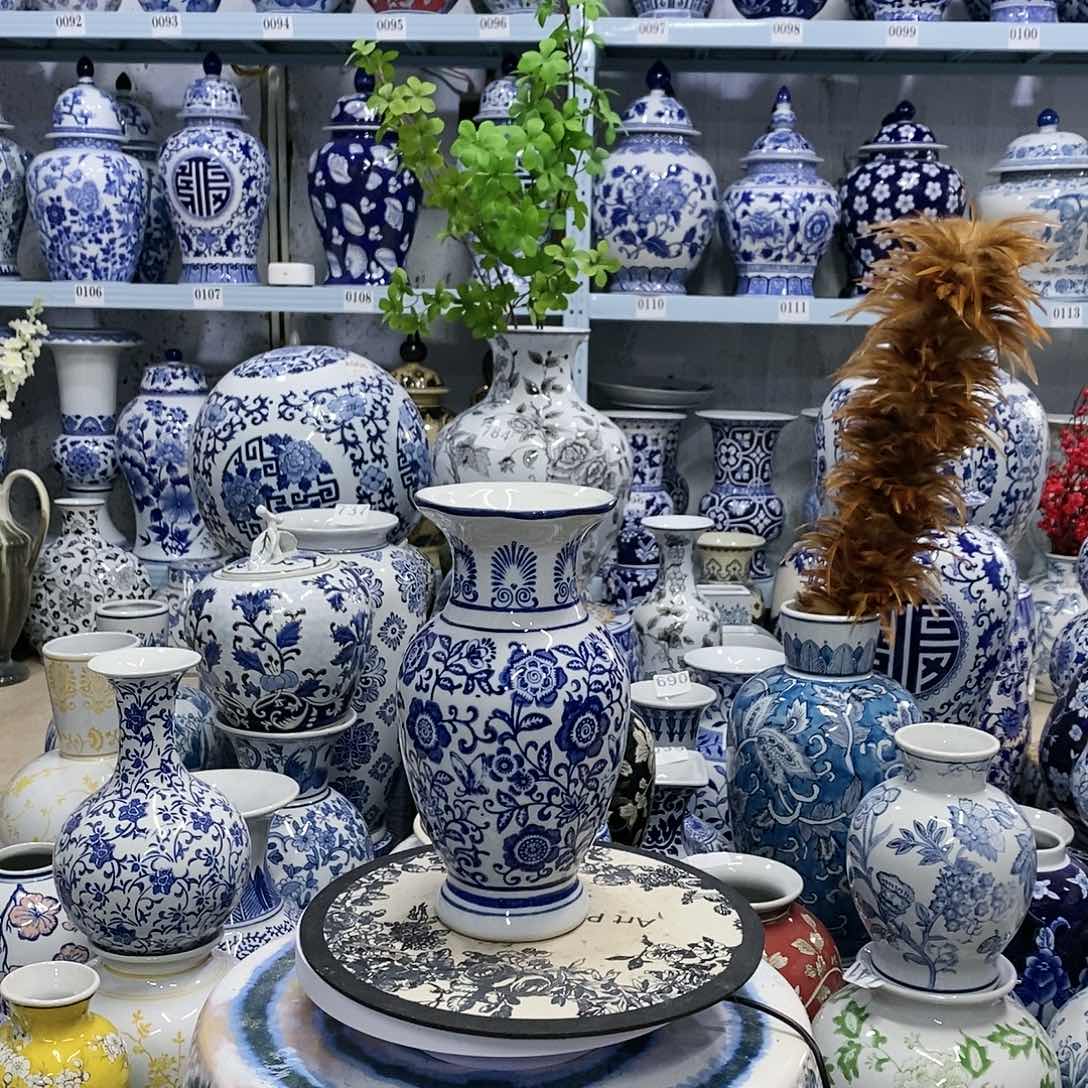 【闪购商品】摆件鱼尾瓶瓷器………………………………