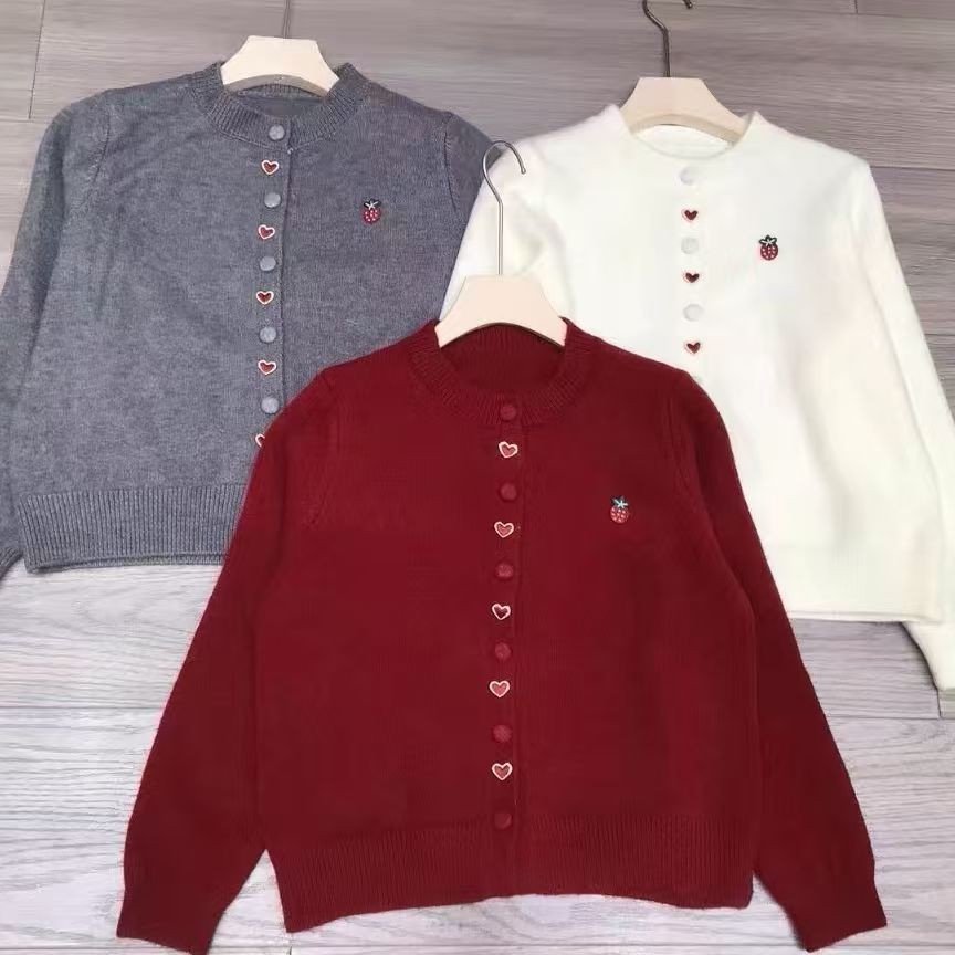 1133款，爱心扣，草莓标，毛衣开衫