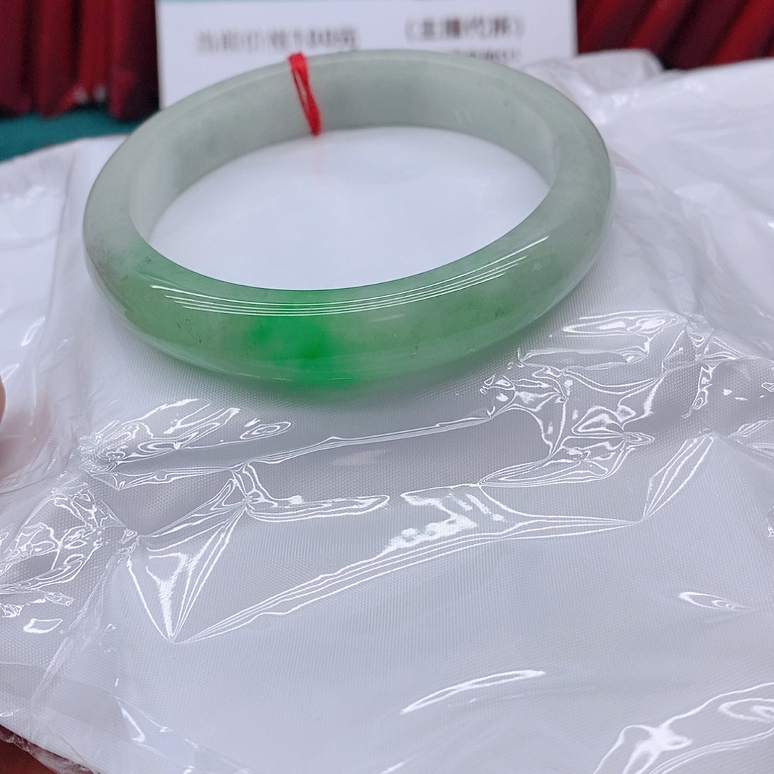 翡翠手镯未镶嵌贾***只144444444444