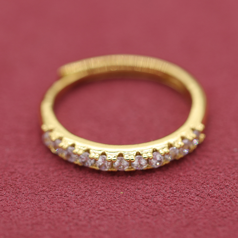       简约气质时尚戒指v1040