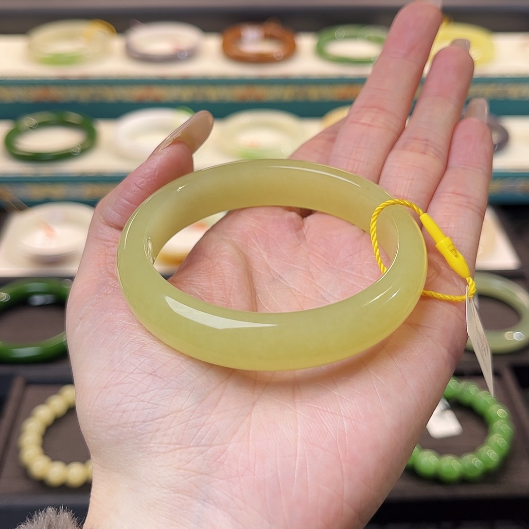 和田玉手镯未镶嵌黄口