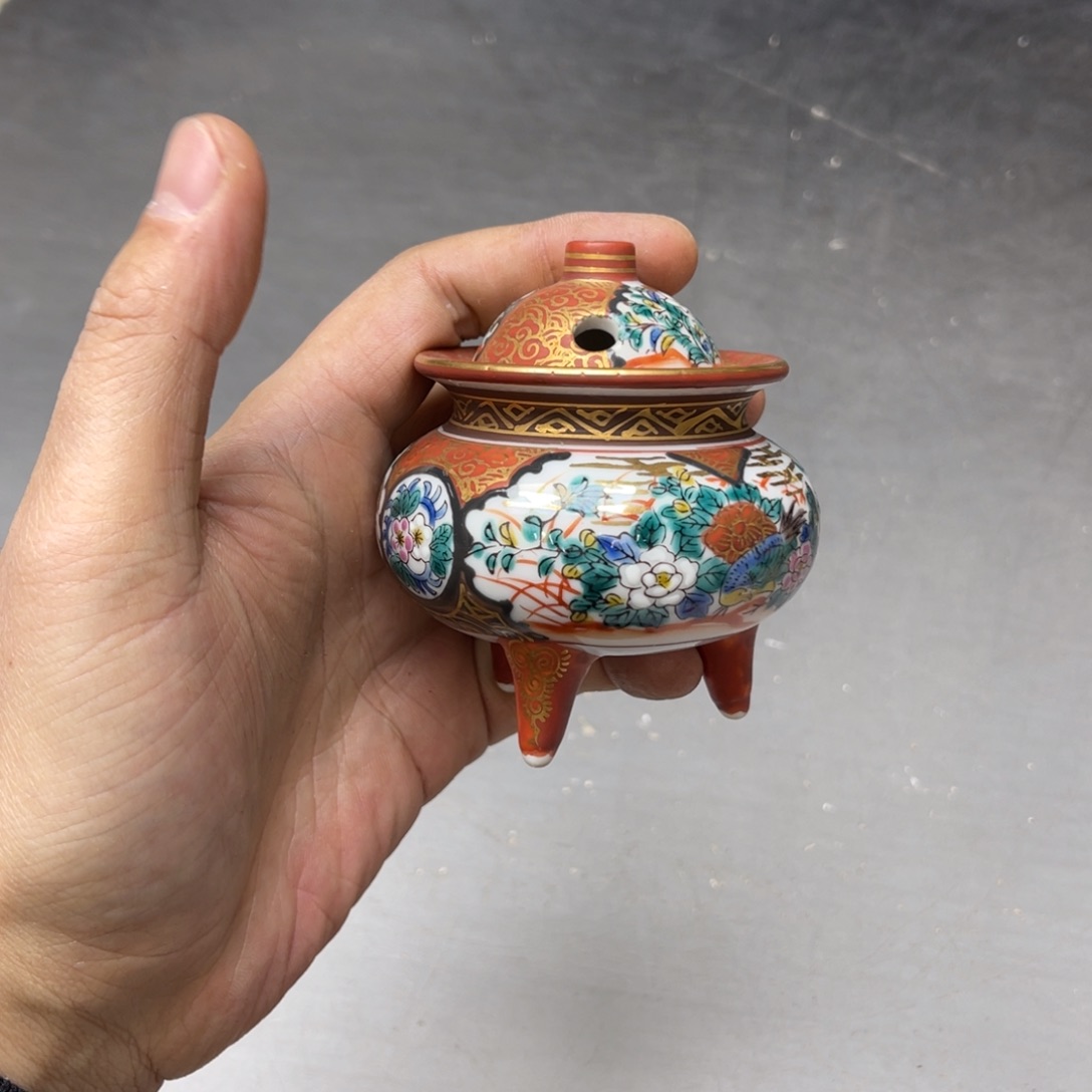 瓷片密密麻麻地铺满一层