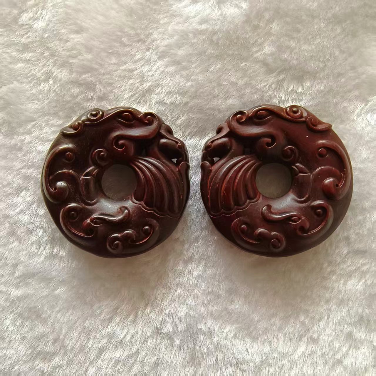 印度小叶檀龙凤扣，檀香紫檀，附带牛毛纹或者金星，4x0.5cm