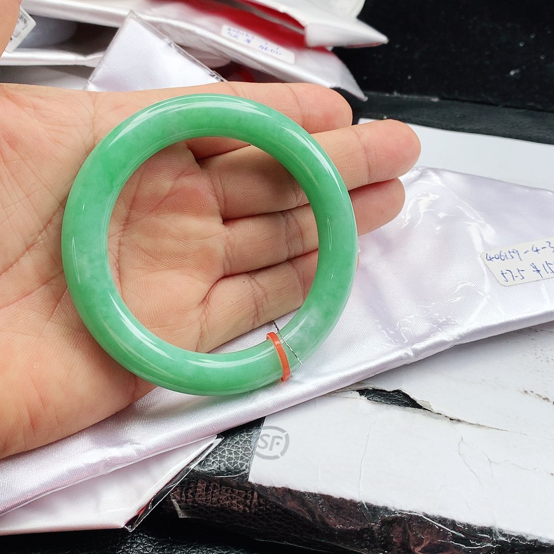 翡翠手镯未镶嵌天然翡翠手镯