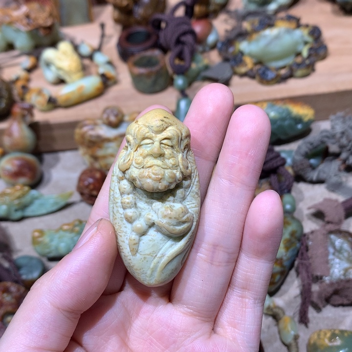 未镶嵌岫岩河磨玉（透闪石质玉）挂件卍****卐