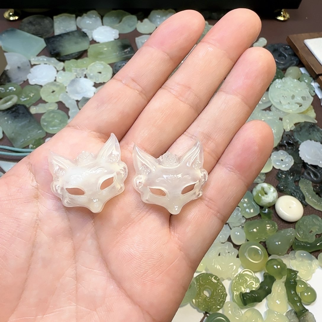 蛇纹石玉颈饰未镶嵌张*墨