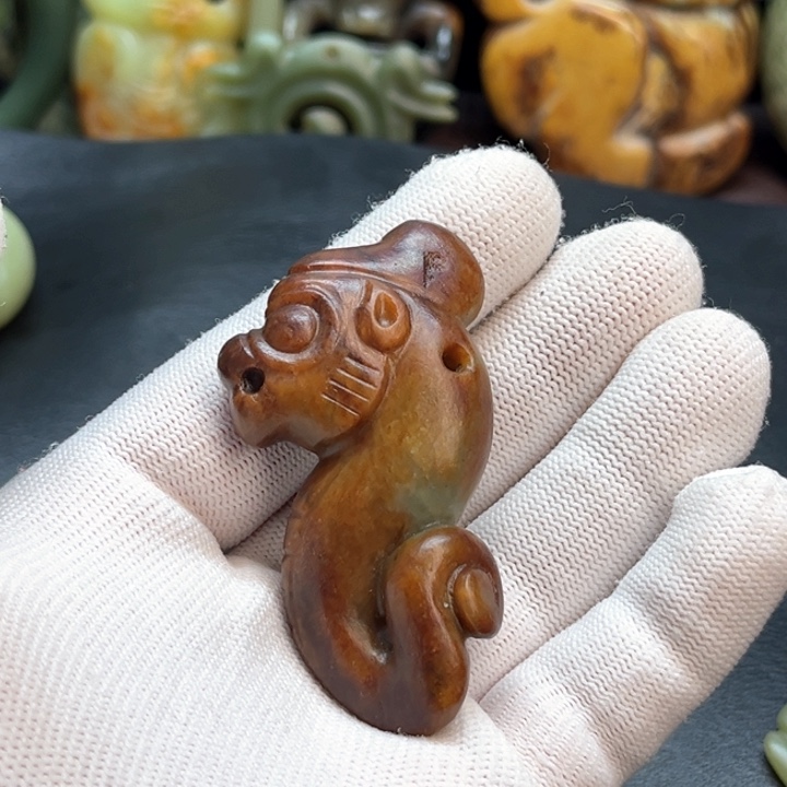 未镶嵌岫岩河磨玉（透闪石质玉）车挂军