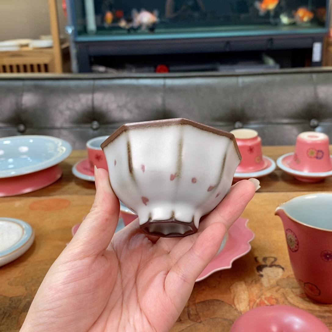 铁胎月白八方杯 点彩开片