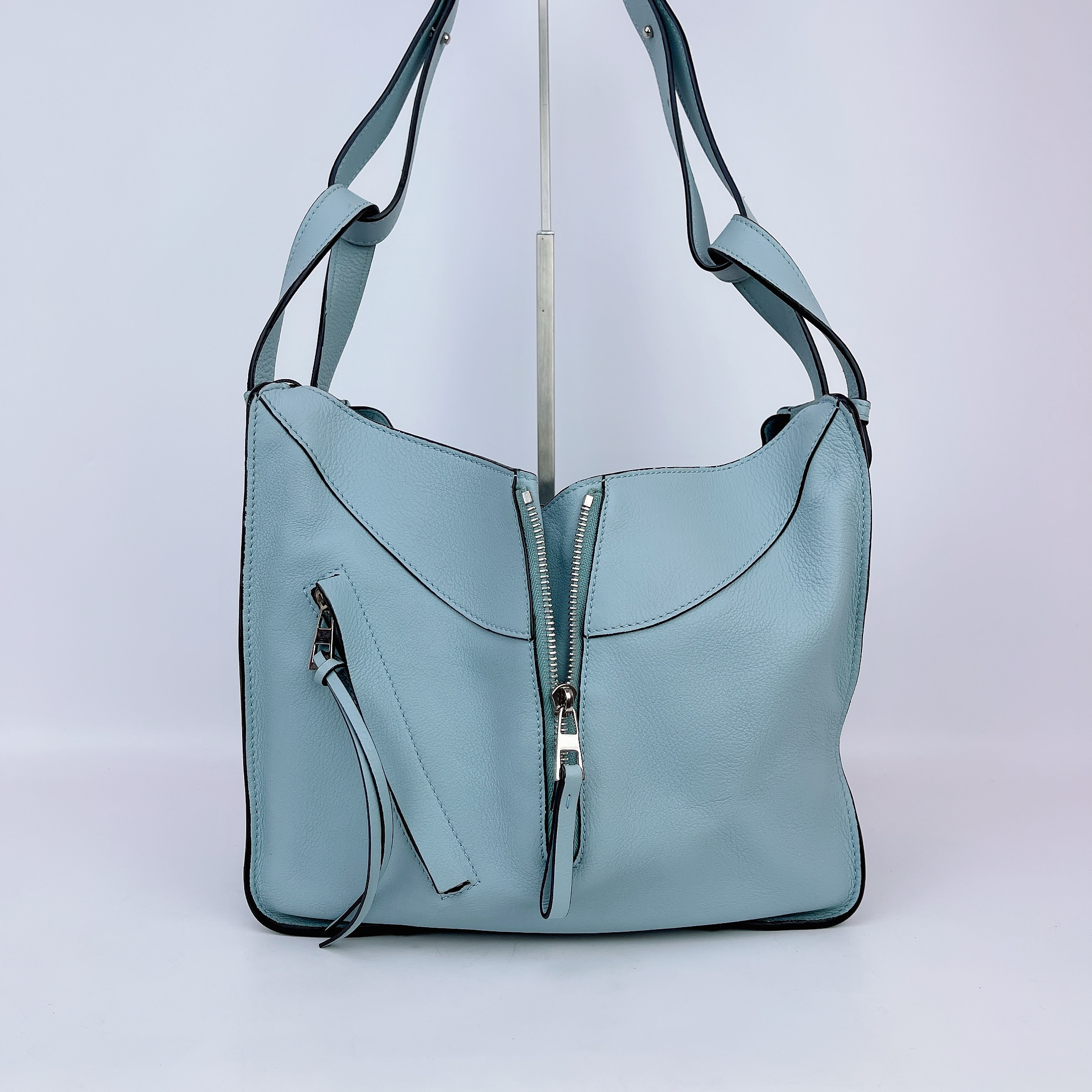 95新 LOEWE/罗意威 罗意威 淡蓝色吊床单肩包底长25 E326