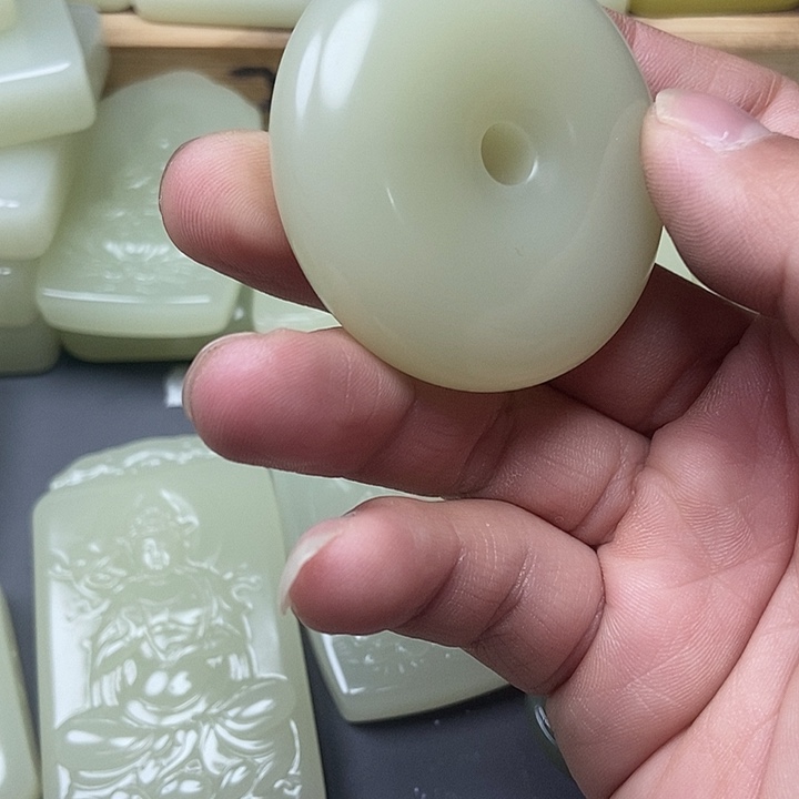 九***线和田玉（糖玉）未镶嵌颈饰