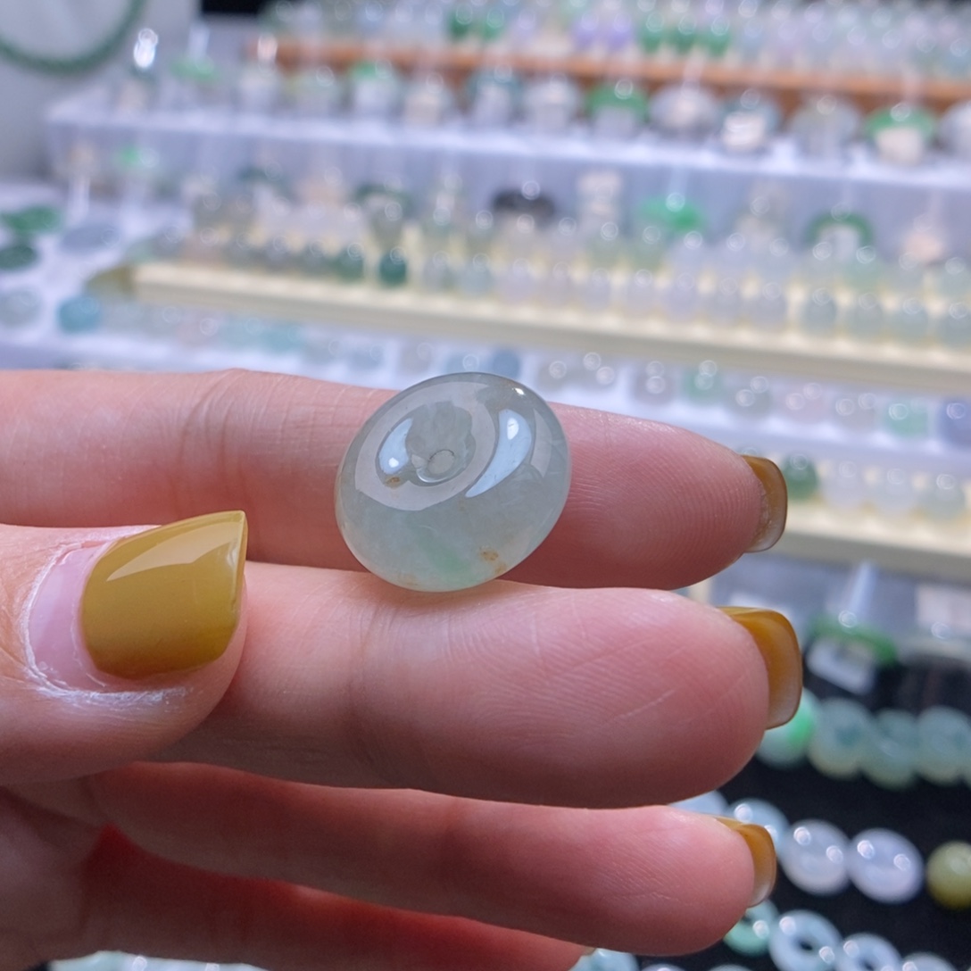 翡翠未镶嵌颈饰洒金飘绿