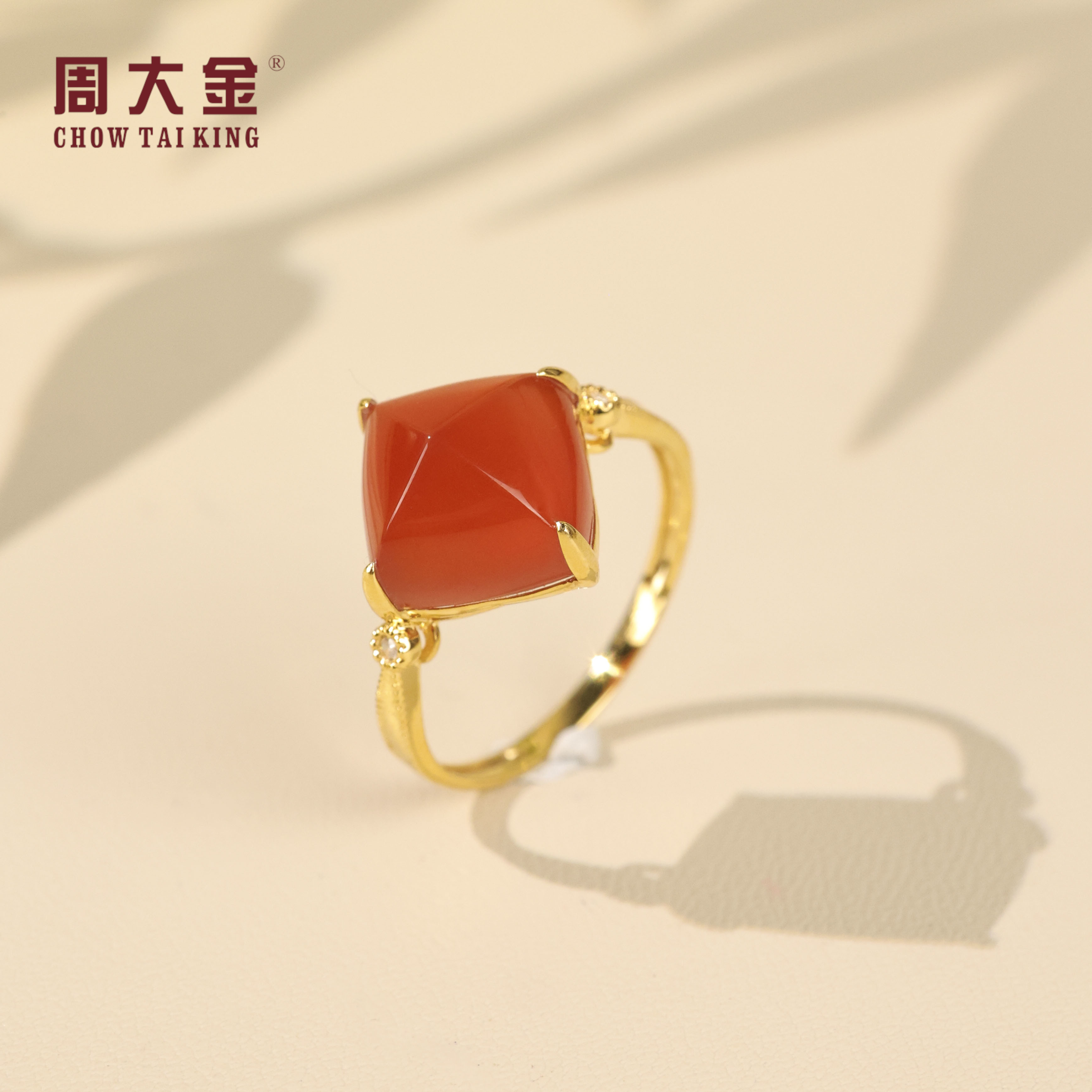 【周大金玉石】18K金南红方形戒指-J1714-娟