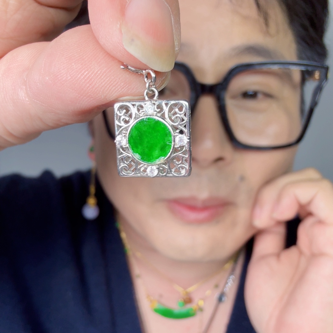 翡翠未镶嵌颈饰一件