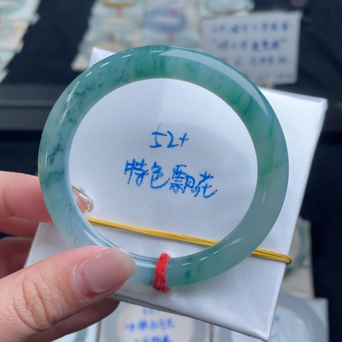 翡翠手镯未镶嵌翡翠