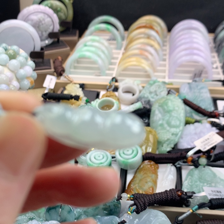 翡翠颈饰未镶嵌吊坠