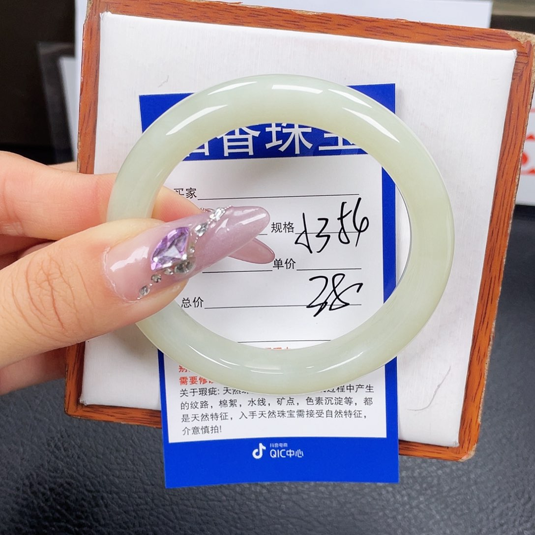 和田玉手镯未镶嵌