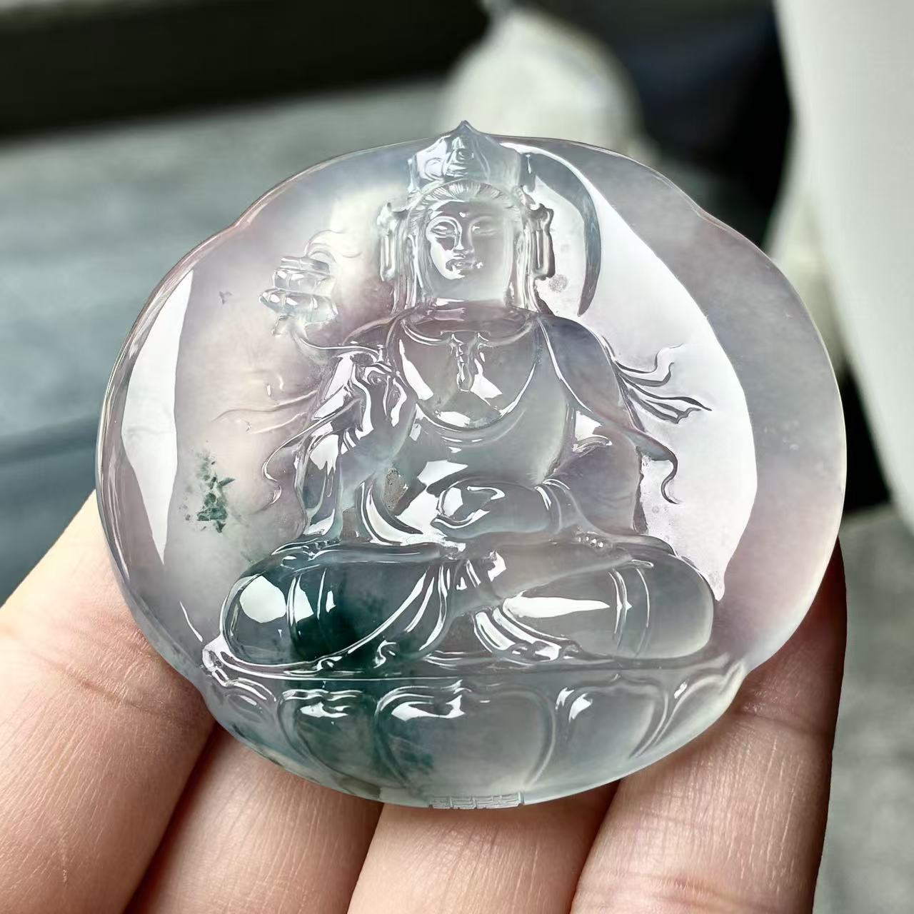天然a货缅甸翡翠自然光高冰飘蓝花观音圆牌吊坠，尺寸55.5/7.3