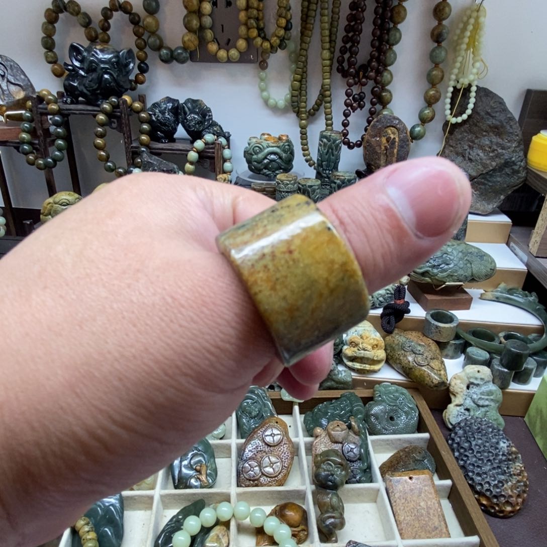 未镶嵌岫岩河磨玉（透闪石质玉）把件