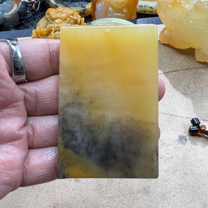 石英质玉（黄龙玉）颈饰未镶嵌