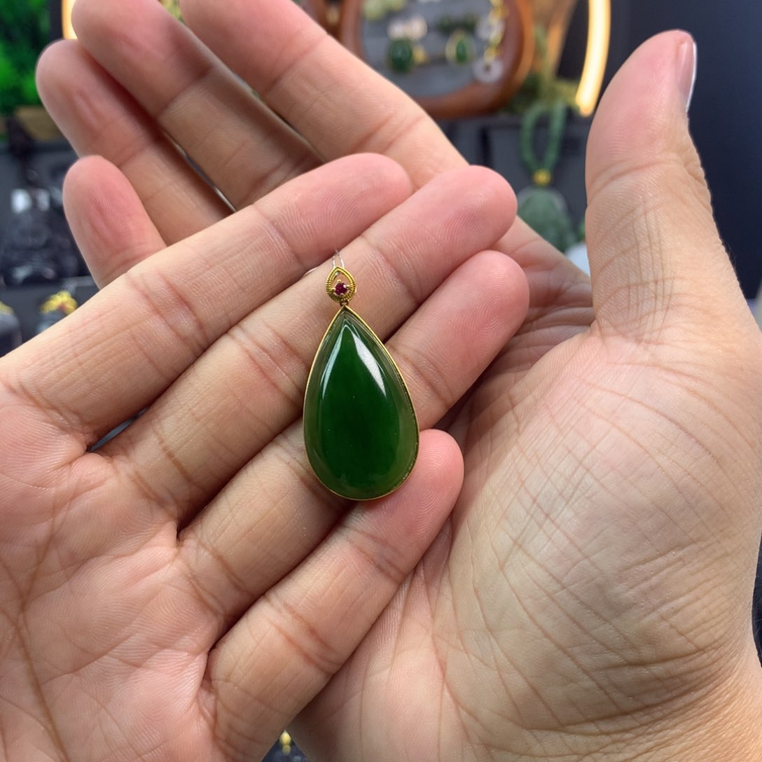 和田玉吊坠18K金镶嵌罕****子