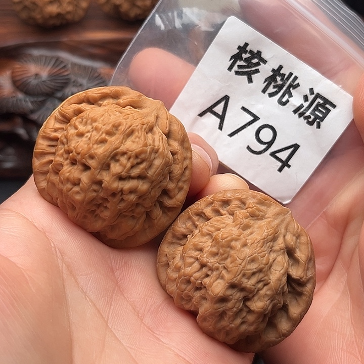 文玩核桃吊坠金公子44