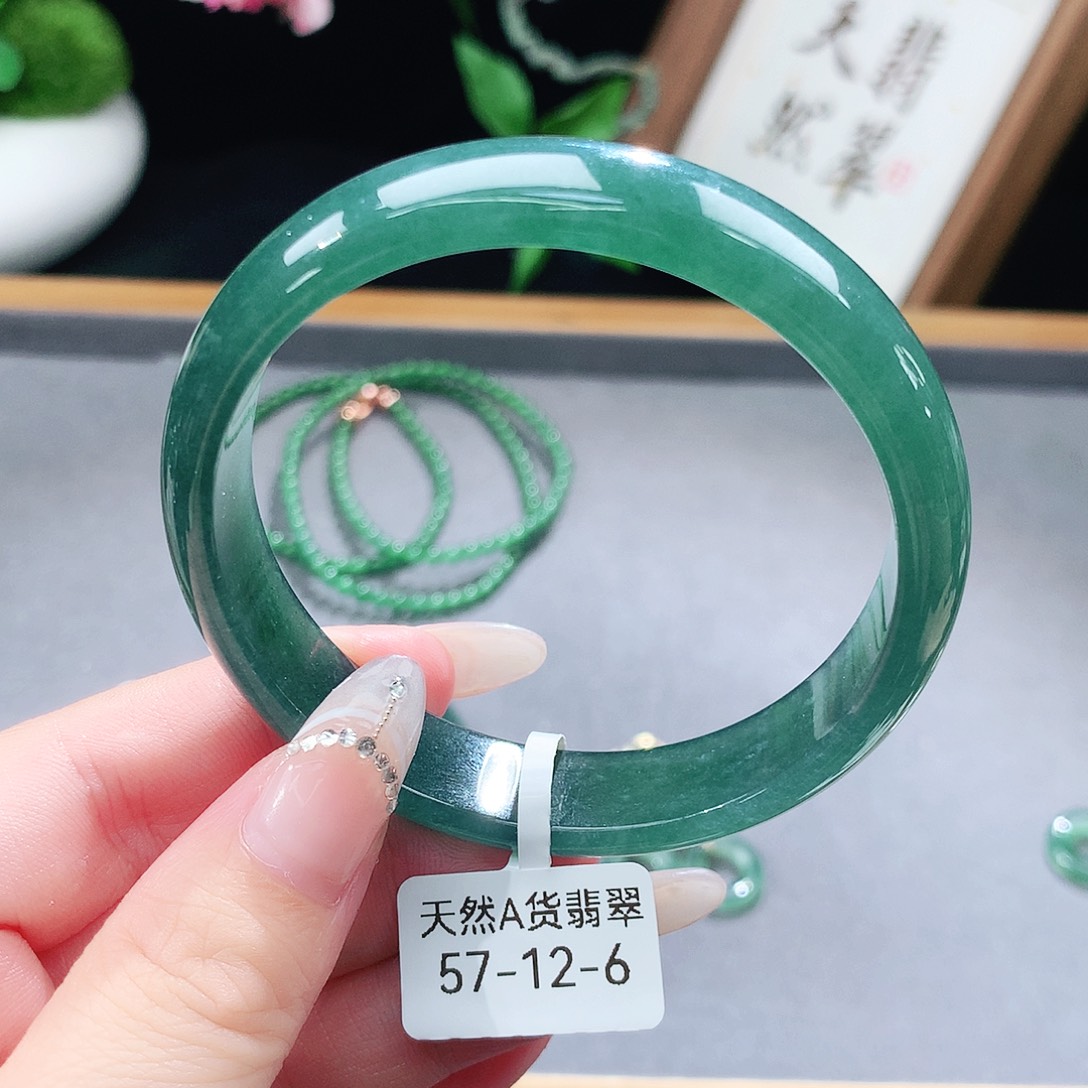 翡翠手镯（圆镯）未镶嵌