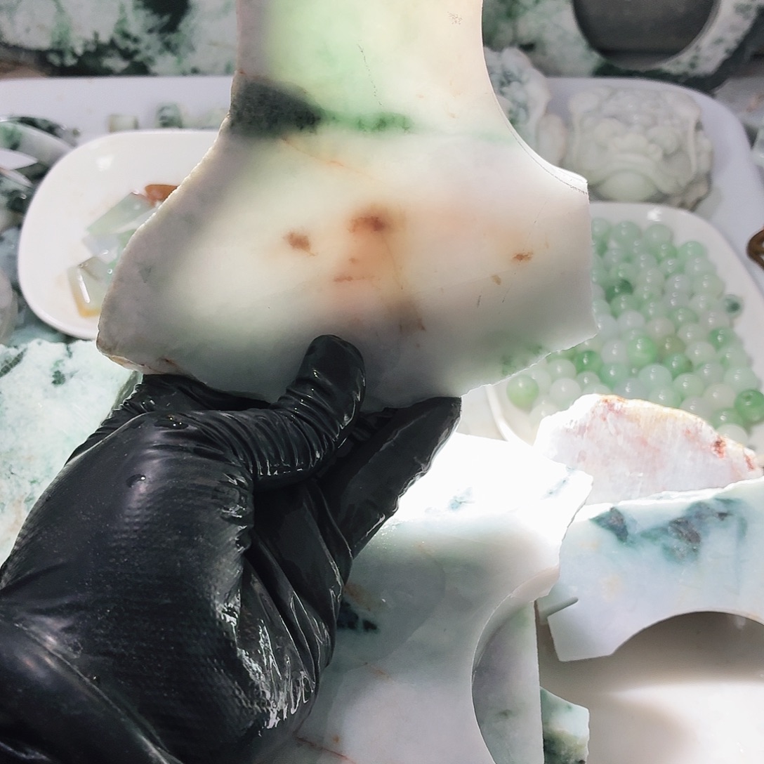 翡翠未镶嵌颈饰边角料