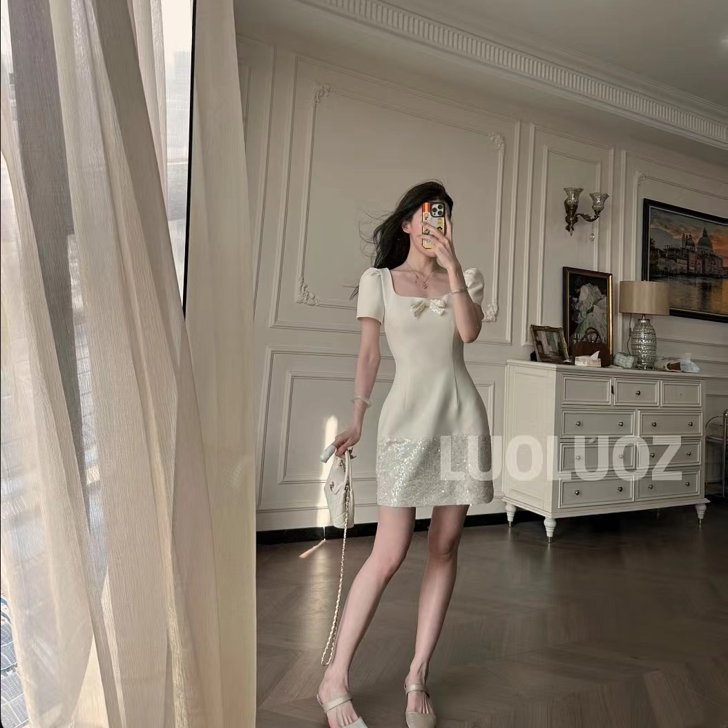 【朝花夕拾】高级感气质短款方领下摆拼接收腰连衣裙