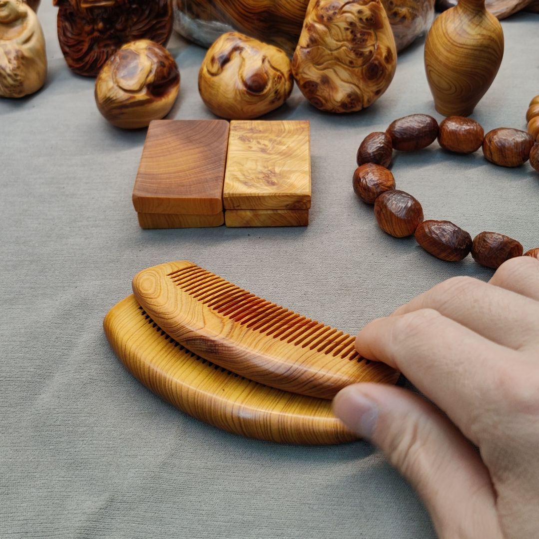 ****哥梳子两个，太行崖柏