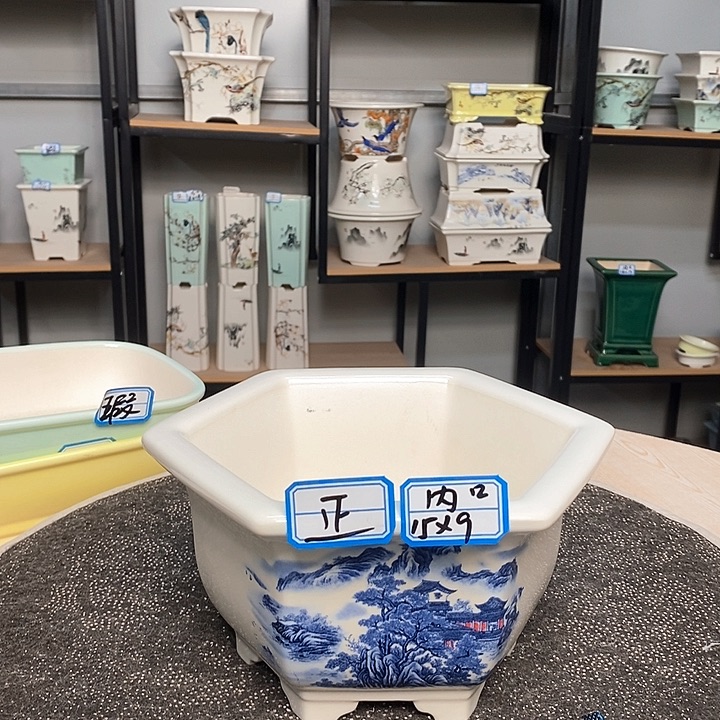 紫砂的花盆很漂亮