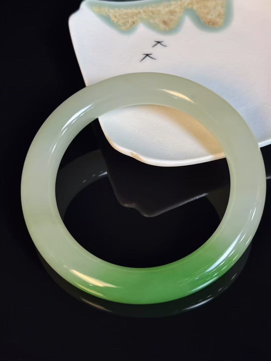 和田白玉翠青圆条镯子 清新脱俗的一抹翠色