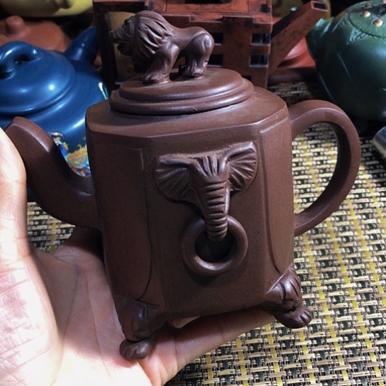 紫砂茶壶原矿泥料手工制作的紫砂壶。