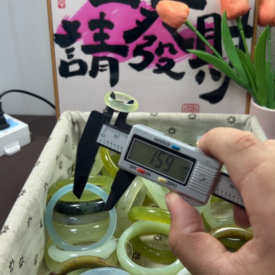 蛇纹石玉手镯未镶嵌302