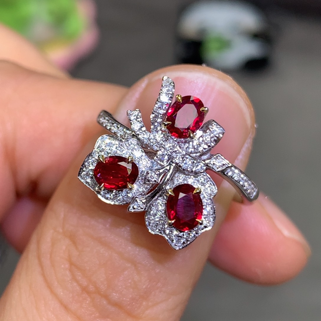 红宝石戒指18K金镶嵌