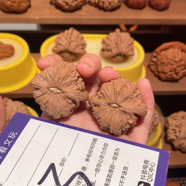 文玩核桃吊坠是**啊白狮子