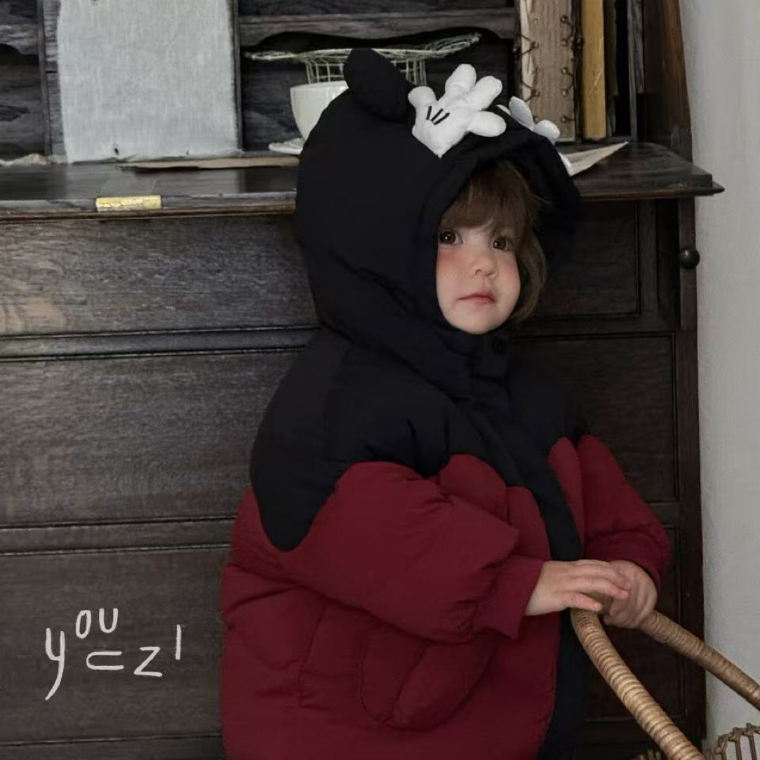 右子黑红拼接米奇羽绒外套