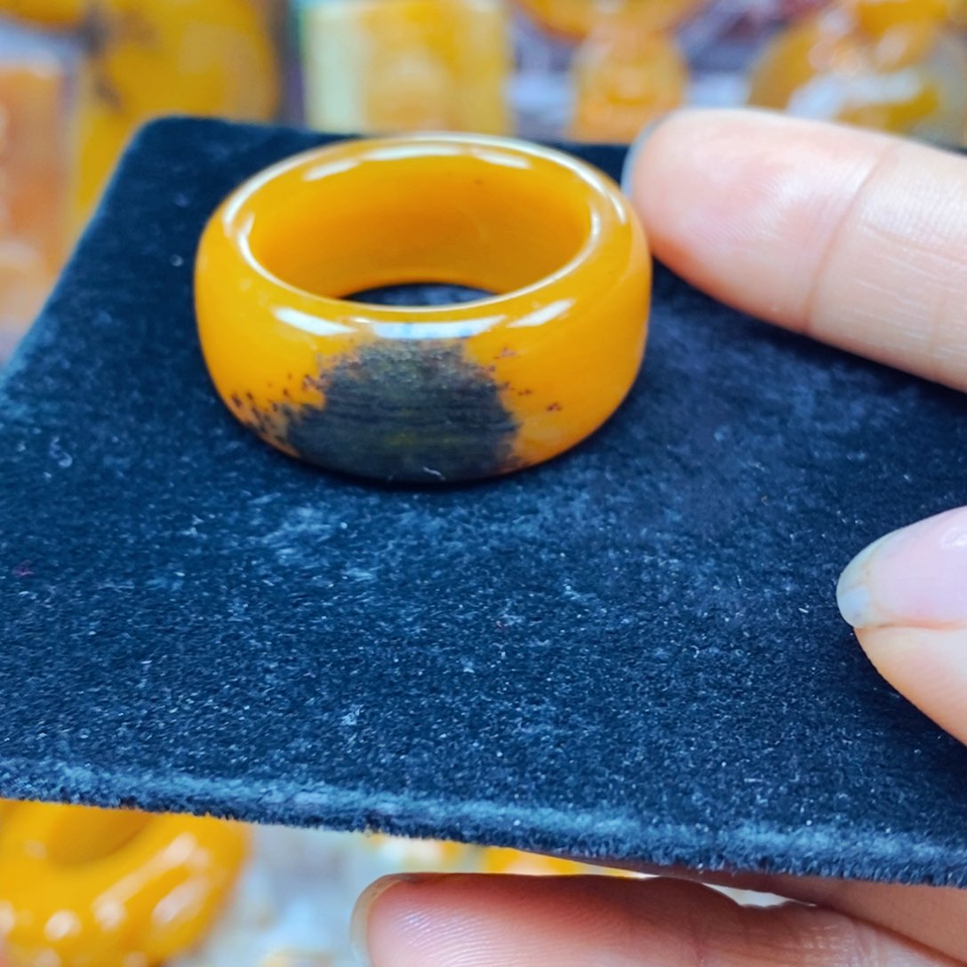 未镶嵌石英质玉（黄龙玉）颈饰
